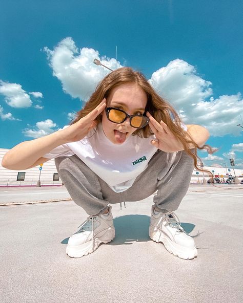 Streetwear Women Poses, Vogue Summer Editorial, Cool Poses Photoshoot, Clothing Modeling Poses Street Styles, Street Wear Editorial Photography, Womens Street Fashion Photography, Urban Clothing Photoshoot, Streetwear Shoot Poses, Urban Outfitters Photoshoot