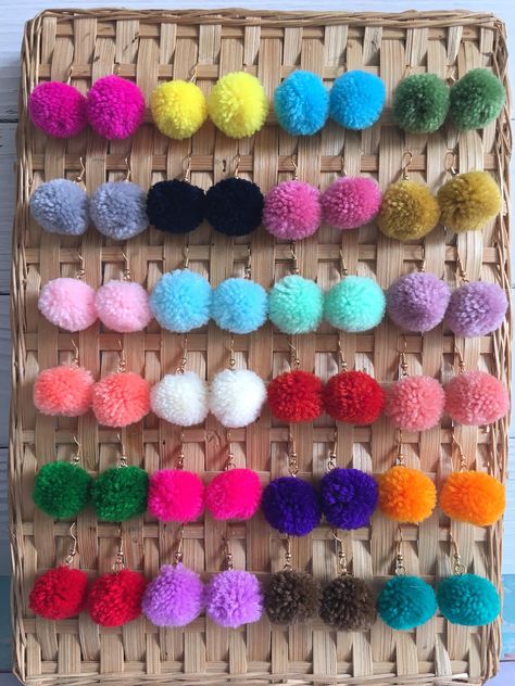 Christmas Party Earrings, Minimal Stil, Christmas Pom Pom, Pom Crafts, Mini Pom, Pom Earrings, Pom Pom Earrings, Diy Yarn, Earrings Minimal