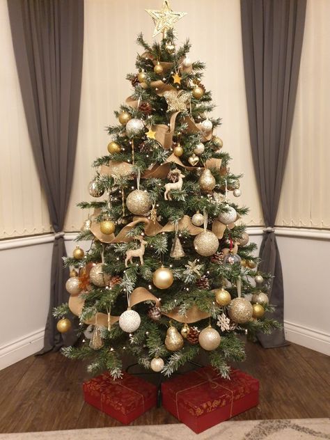 Unique Christmas Tree Themes, Unique Christmas Trees Themes, Ideas Decoracion Navidad, Christmas Tree Inspo, Ideas Christmas Tree, Gold Christmas Tree Decorations, Burlap Christmas Tree, Christmas Tree Decorating Themes, Tree Themes