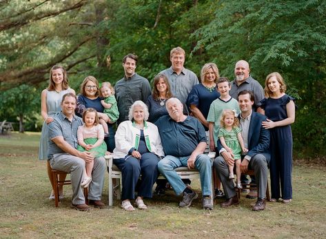 Extended Family Photo Shoot Ideas, Large Extended Family Pictures, Extended Family Photoshoot Outfits, Big Family Portraits, Extended Family Pictures Poses, Big Family Pictures, Large Group Family Photos, Big Family Photoshoot, Large Family Photoshoot