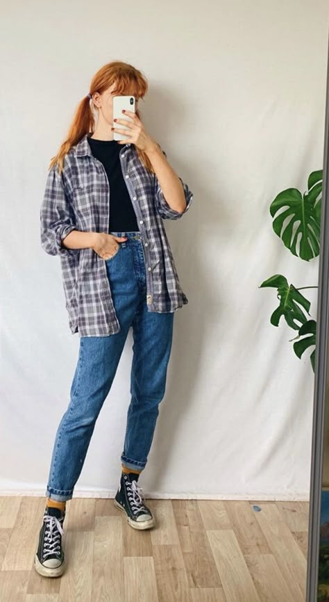 Jeans And Flannel Outfit, Aesthetic Flannel, Flannel Outfits Aesthetic, Barista Outfits, Women Grunge, Plaid Shirt Outfits, Mode Grunge, 90s Inspired Outfits, Flannel Fashion