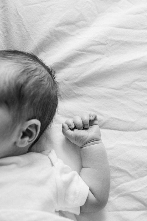 Newborn photographer Nicole Hawkins Photography captures a baby fist during a session in NYC. baby hand portrait NYC baby portraits session #nicolehawkinsphotography #NYCbabyphotography #newbornportraits #NewYorkStudioPhotography #newbornsession Boy Newborn Photography, Black Baby Girl, طفلة حديثة الولادة, Mother Baby Photography, Baby Bump Pictures, Baby Boy Newborn Photography, Foto Newborn, Idee Babyshower, Monthly Baby Photos