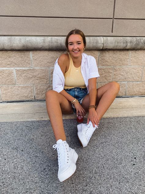 Denim shorts, yellow tank Beige Converse Outfit, Converse Outfit Summer, Beige Converse, Converse Platforms, Converse Fits, Converse Outfits, Converse Outfit, Slouch Socks