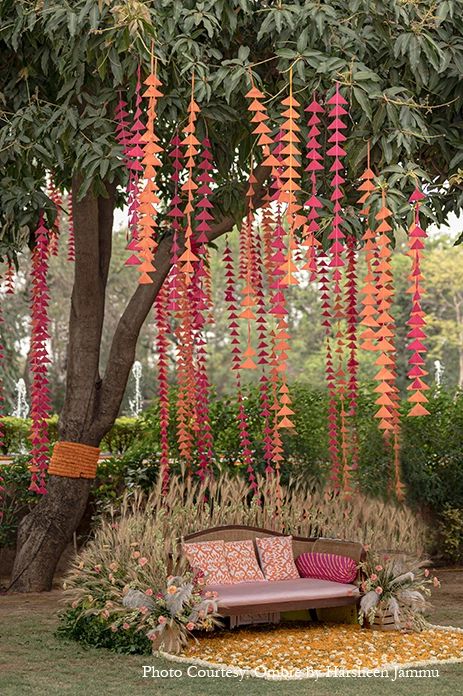 Outdoor Wedding Decor Indian, Indian Wedding Decor Ideas For Home, Cheap Indian Wedding Decor, House Marriage Decorations, Indian Dinner Decoration Ideas, Indian Celebration Decor, Indian Wedding Tree Decor, Indian Anniversary Decoration, Indian Garden Party