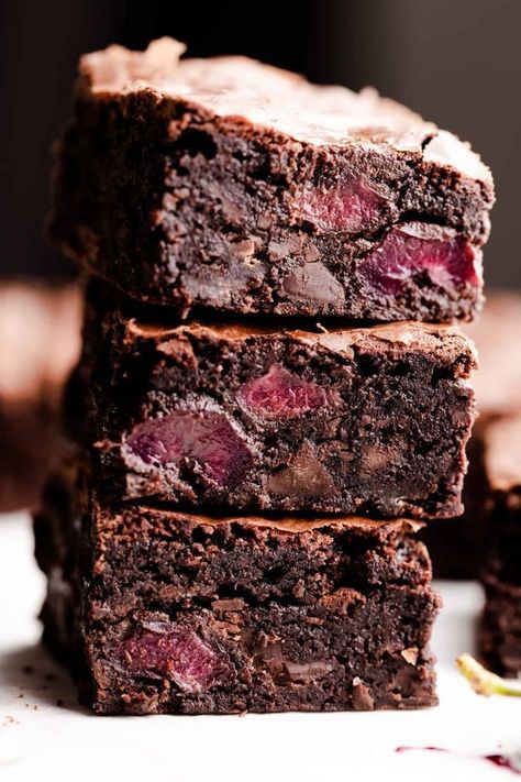 Easy, quick and fool-proof recipe for chocolate cherry brownies. They're fudgy, gooey and studded with chunks of sweet and juicy cherries! Fall Cherry Desserts, Cherry Brownies, Anna Banana, Cherry Desserts, Cherry Recipes, Bar Recipes, Fool Proof Recipes, Desserts Recipes, Chocolate Cherry