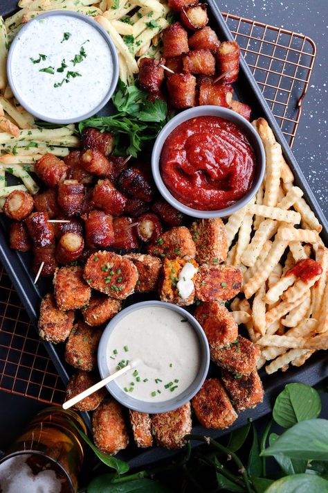 Fried Food Platter, Pizza Snack Board, Fried Food Charcuterie Board, Fried Charcuterie Board, Bring A Board Night Christmas, French Fry Charcuterie Board, Wrap Charcuterie Board, Fries Charcuterie Board, Potato Charcuterie Board