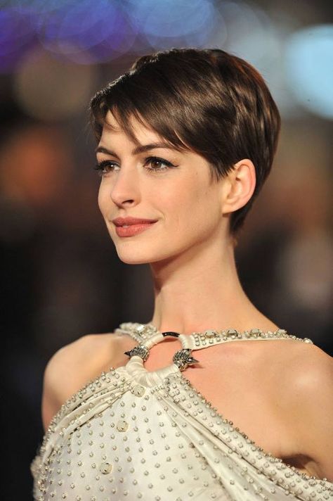 Love the pixie cut Easy Short Haircuts, Sarah Drew, Easy Everyday Hairstyles, Crop Hair, Penteado Cabelo Curto, Short Pixie Haircuts, 짧은 머리, Cute Hairstyles For Short Hair, Anne Hathaway