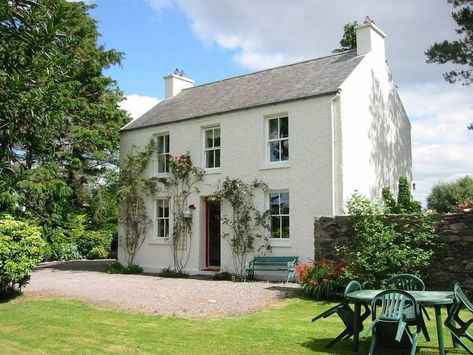 Traditional Irish Cottage, House Exterior Ireland, House Plans Ireland, Irish Farmhouse, Irish Houses, Irish Cottage, Cottage Exterior, Country Cottage Decor, Casa Exterior