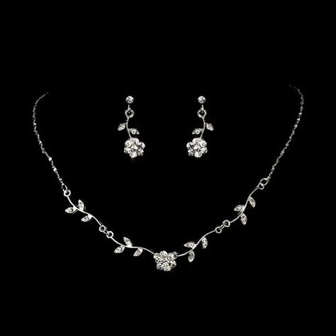 simple Wedding Simple Jewelry, Silver Modern Jewelry, Silver And Diamond Jewellery, Vintage Wedding Necklace, Necklace And Earring Sets Simple, Jewelry For Bride Wedding, Diamond Earrings And Necklace Set, Silver Necklace Vintage, Diamond Jewelry Set Simple