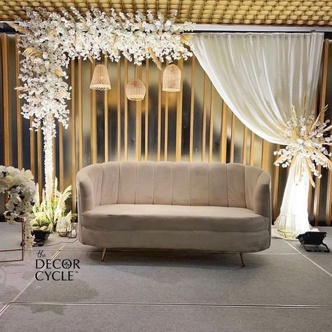 Engagement Throne Ideas, Roka Ceremony Stage Decoration, Mehndi Decor Minimal, Decor For Roka Ceremony, Engagement Arrangements Decor, Minimal Indoor Wedding Decor, Indian Roka Ceremony, Roka Ceremony Ideas, Roka Decoration Ideas Indoor