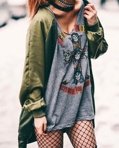 Oversized vintage band shirt with choker necklace, green jacket & oversized fishnet tights by luanna90 Mode Edgy, Grunge Summer Outfits, Grunge Summer, Vestiti Edgy, Look Grunge, Mode Retro, Mode Grunge, Fest Outfits, 일본 패션