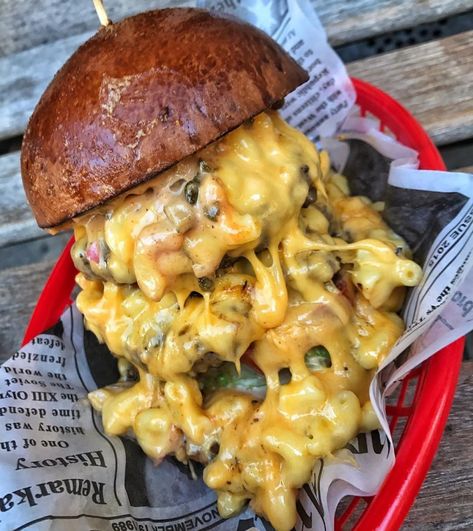 Mac And Cheese Burger Recipe, Good Food Pictures, Burger Pasta, Cheesy Burger, Crazy Burger, Mac And Cheese Burger, Burger Cheese, Beef Recipe Instant Pot, Extreme Food