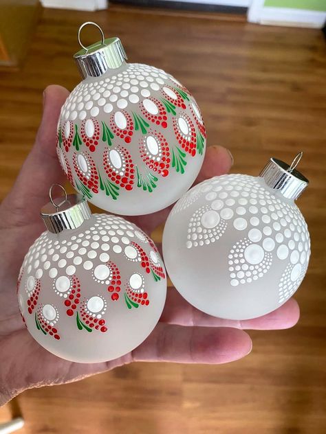 Mandala Painted Christmas Ornaments, Christmas Ornament Dot Painting, Mandala Ornaments Diy, Mandala Christmas Ornaments Diy, Dotted Christmas Ornaments, Dot Mandala Christmas Ornaments, Dot Art Christmas Ornaments, Dot Art Ornaments, Dot Painted Christmas Ornaments