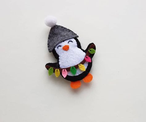 Penguin Christmas Crafts, Keychain With Name, Family Blessings, Penguin Christmas Ornaments, Felt Penguin, Penguin Crafts, Felt Keychain, Felt Crafts Christmas, Penguin Christmas