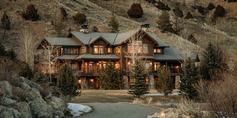 Ranch House Mansion, Homes In Montana, Huge Ranch House, Wyoming Ranch House, Large Ranch House, Big Ranch House, Beautiful Ranch Homes, Montana Mansion, Ranch House Aesthetic