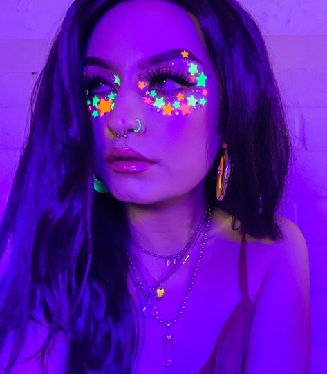 Rave Glow In The Dark Makeup, Glow In Dark Makeup Ideas, Blacklight Party Makeup, Uv Glow Makeup, Neon Uv Makeup, Uv Rave Makeup, Glow In The Dark Costume Ideas, Face Paint Neon, Uv Makeup Ideas Black Lights