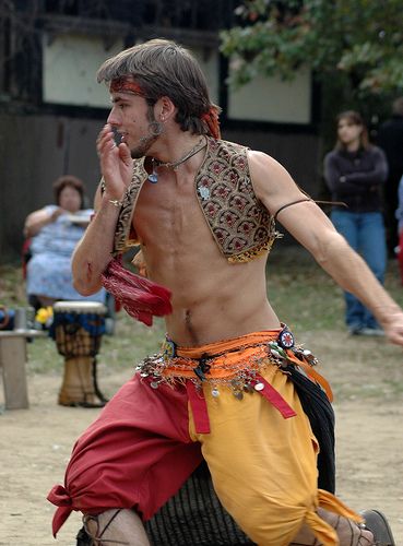 Male Acrobat Costume, Romani Men, Medieval Clothing Men, Fortune Teller Costume, Belly Dancer Outfits, Festival Outfits Men, Diy Kostüm, Dancers Outfit, Costume Diy