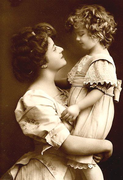 Antique photo from around 1900 of a doting mother and child dressed in their spring finery. (Photographer unknown.) Vintage Foto's, Portrait Vintage, Homeschool Education, Fotografi Vintage, Images Vintage, Foto Vintage, Foto Art, Photo Vintage, Vintage Portraits