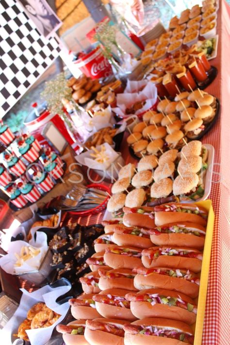 American Food Party Ideas, Birthday Ideas Food Table, 21st Food Table, American Diner Party Theme, Carnival Party Food Table, Carnival Food For Birthday Party, Grease Food Ideas, Retro Bbq Party, 18th Party Food Ideas