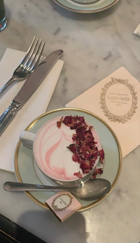 Luxury Cafe Food, Minuman Starbucks, Laduree Paris, Cora Reilly, Caffeine Free, Edible Flowers, Cafe Food, Pretty Food, Cute Food