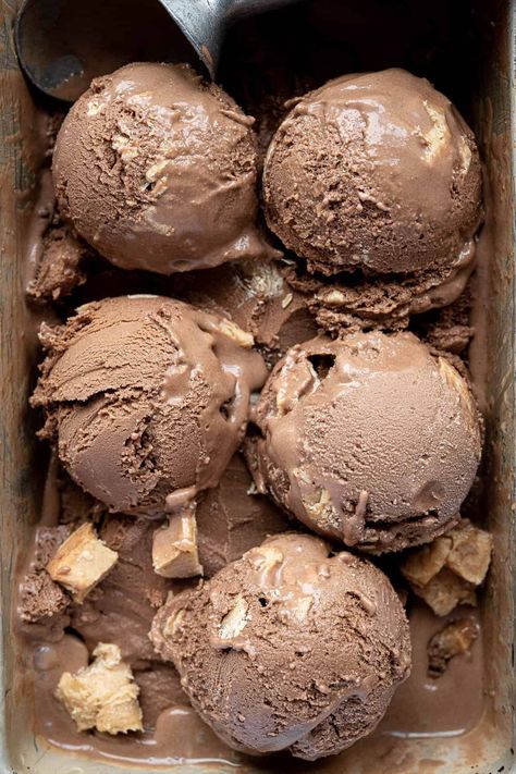 Chocolate peanut butter ice cream - this easy vegan ice cream is rich and creamy, with an addictive peanut chocolate flavour. It is easy to make and contains NO coconut or cashews! The secret ingredient to it's wonderful creamy texture is oats! Easy Vegan Ice Cream, Cupcake Recipes Uk, Best Vegan Ice Cream, Chocolate Peanut Butter Ice Cream, Coffee Ice Cream Recipe, Ice Cream Vegan, Modern Prometheus, Peanut Chocolate, Vegan Ice Cream Recipe