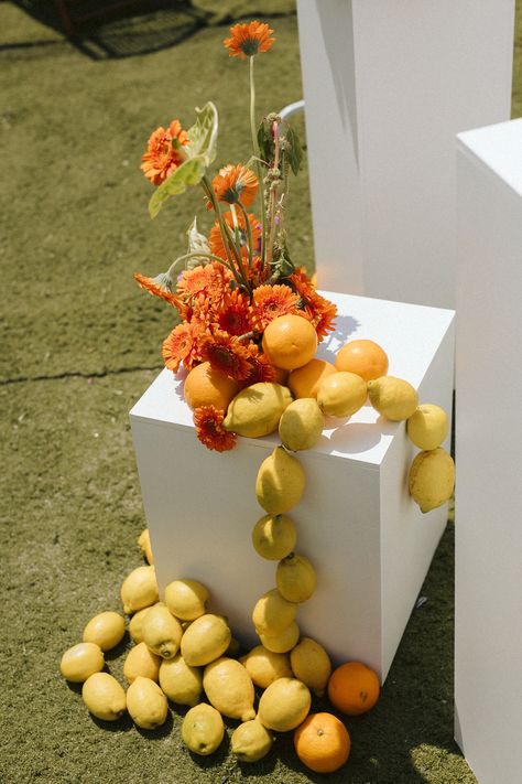 Wedding Fruit Decoration, Food Art Installation, Lemon Installation, Fruit And Flower Arrangements, Fruit Wedding Decor, Orange Table Decor, Modern Tablescape, Anti Bride, Fruit Wedding