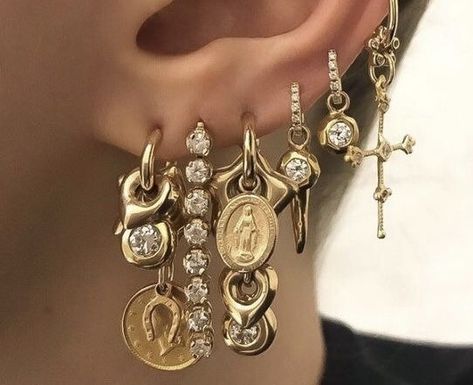 Earring Layout, Mixed Jewelry Metals Ear, Maxamilist Ear Piercings, Gold Jewelry Maximalist, Maximalist Ear Stack, Maximalist Gold Jewelry Aesthetic, Shiny Jewelry, Pretty Ear Piercings, Mixed Metal Earrings