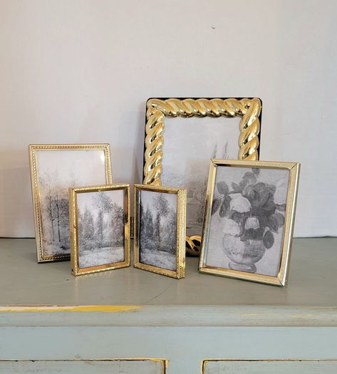 Vintage Gold Frames, Picture Frames Vintage, Gold Photo Frames, Frames Vintage, Old Picture Frames, Double Frame, Gold Frames, Vintage Bedroom, Gold Picture Frames