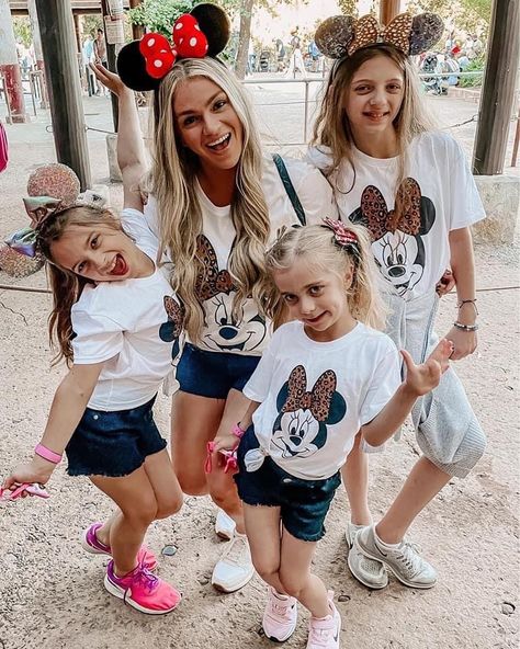 Disneyland Outfits Ideas, Mommy And Me Disney Outfits, Mommy And Me Disney, Outfit Aesthetic Ideas, Disneyland Outfit Ideas, Outfits Disneyland, Amusement Park Outfit, Outfit Ideas For Moms, Spring Halloween