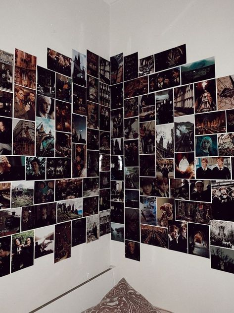 Harry Potter Aesthetic Photos For Wall, Room Ideas Aesthetic Harry Potter, Harry Potter Photo Wall Collage, Harry Potter Collage Wall, Harry Potter Wall Collage Ideas, Harry Potter Aesthetic Room Ideas, Harry Potter Inspired Bedroom Gryffindor, Harry Potter Wall Decorations, Harry Potter Inspired Bedroom Aesthetic