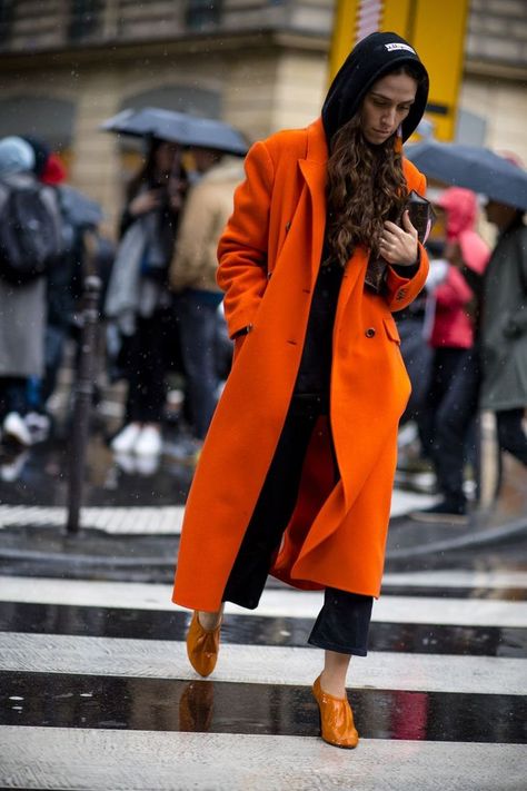 Erika Boldrin, Orange Coat, Coat Outfits, Fashion Week Street Style, Fall Fashion Trends, Fall Fashion Outfits, Black Outfit, Outfits Casuales, Urban Fashion