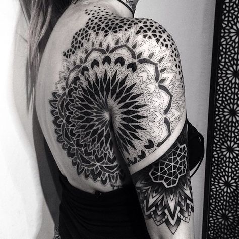 Mesmerizing Geometric Tattoos by Corey Divine Mosaic Tattoo, Mandala Tattoo Back, Tattoo Elbow, Tattoo Mandala, Kunst Tattoos, Tattoo Trend, Inner Forearm, Artist Tattoo, Geometric Tattoos