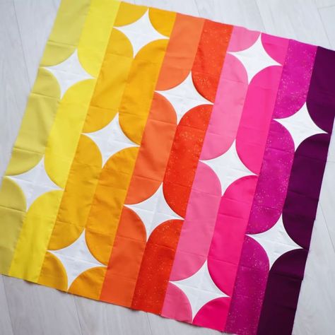 Bay (@baycorbishley) • Instagram photos and videos Retro Quilt Patterns, Colorblock Quilt, Pie Patterns, Contemporary Quilting, Drunkards Path Quilt, Patchwork Quilting Designs, Modern Quilt Blocks, Patchwork Inspiration, Fun Quilt