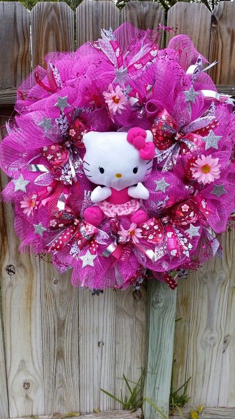 Diy Hello Kitty Decor, Hello Kitty Wreath, Christmas Wishlist Ideas, Disney Wreath, Hello Kitty Decorations, Making Mesh Wreaths, Hello Christmas, Diy Hello Kitty, Wishlist Ideas