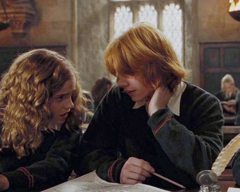 romione tudo p mim pftosx Hermione And Ron, Ron Y Hermione, Glume Harry Potter, Harry Potter Wall, Looking At Each Other, Ronald Weasley, Harry Potter Ron, Harry Potter Images, Rupert Grint