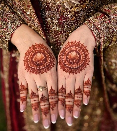 South Indian Mehndi Designs, Minimal Palm Henna Design, Nail Designs For Indian Wedding, Mehendi Designs Mandala, Simple Wedding Mehndi Designs, Mehndi Designs Palm, Minimal Henna, Flower Mehndi, Party Henna