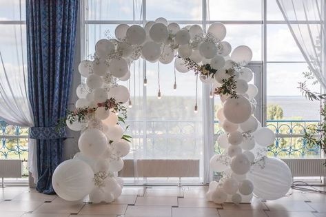 Elevate your wedding with an elegant wedding arch. Use white latex balloons of different sizes and strategically place them on the metal arch to create a stunning and unique look that will leave your guests in awe. Put some pink hydrangeas and fern leaves to add a touch of color and style to your chaste backdrop. Finish off with some warm white string lights and hang it from the arch, to add a soft and dreamy ambiance to your special moment. White Balloons Wedding, Balloon Arch Diy, Wedding Ceremony Ideas, Wedding Balloon Decorations, Birthday Party Decorations Diy, Pastel Balloons, Round Balloons, Arch Flowers, White Balloons