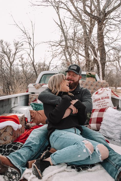 Christmas Photography Couples, Christmas Mini Sessions Outdoor, Christmas Tree Photoshoot, Christmas Photoshoot Kids, Outdoor Christmas Photos, Large Family Pictures, Christmas Couple Pictures, Christmas Family Photoshoot, Cute Engagement Photos