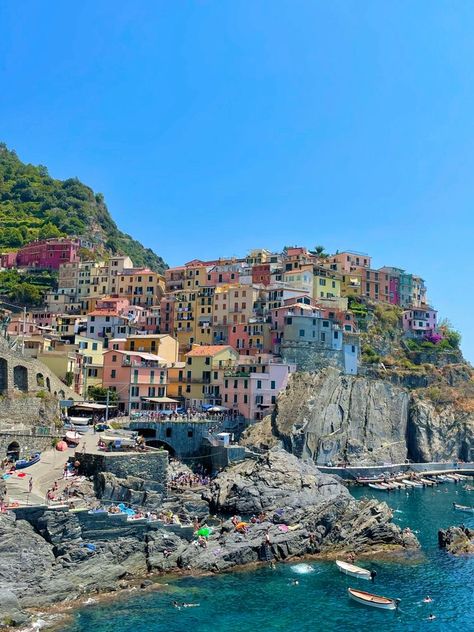 Colourful Houses Italy, Italy Houses Aesthetic, Surfing In Italy, Cinque Terre Manarola, Travel In Europe Aesthetic, World Trip Aesthetic, Colourful Summer Aesthetic, Manarola Aesthetic, Traveling Europe Aesthetic