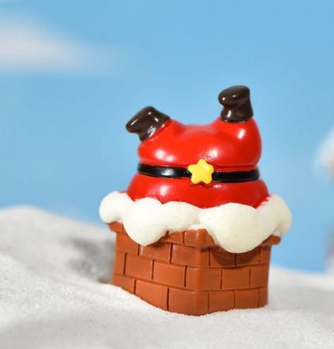 Pottery Esthetics, Christmas Village Scene, Santa Chimney, Christmas Figures, Design Motivation, Diy Snow Globe, Art Toys Design, Miniature Figurine, Village Scene