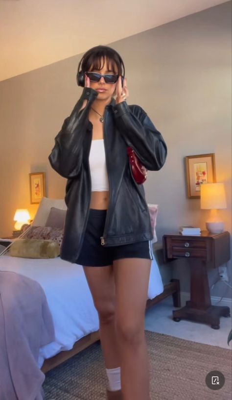 Tube Top With Jacket, Tube Top Outfit With Jacket, Y2k Baddie Outfits, Tube Top Black, Y2k Baddie, Tube Bra, Bra Outfit, Short Leather Jacket, White Tube Top