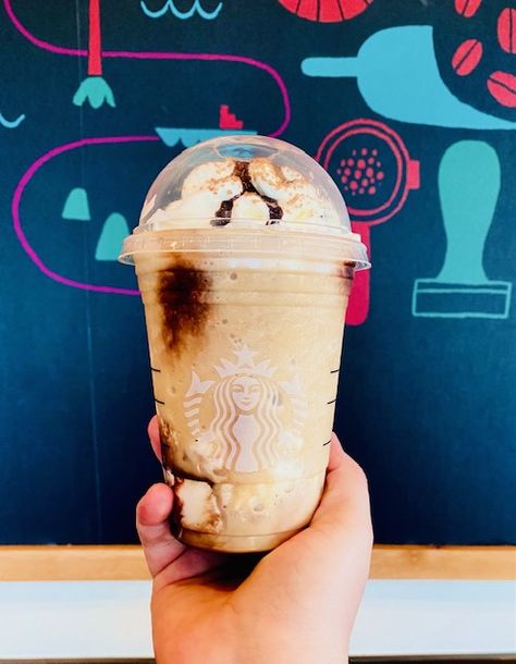 Copycat S'mores Frappuccino Starbucks Caramel Drinks, Sweet Coffee Drinks, Caramel Drinks, Starbucks Fall Drinks, Coffee Frappuccino, Samoa Cookies, Coffee Gift Basket, Starbucks Caramel, Coconut Shavings