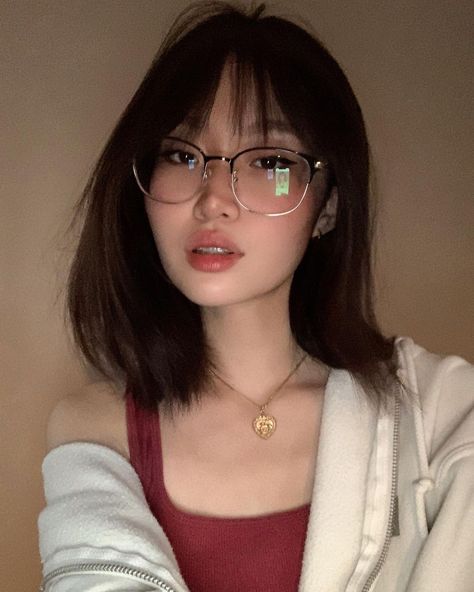 Instagram: @ellieheartsu Short Hair Glasses, Glasses For Round Faces, Glasses Trends, Grp Port, Kacamata Fashion, Girls Short Haircuts, Glasses Makeup, Asian Short Hair, Fashion Eye Glasses