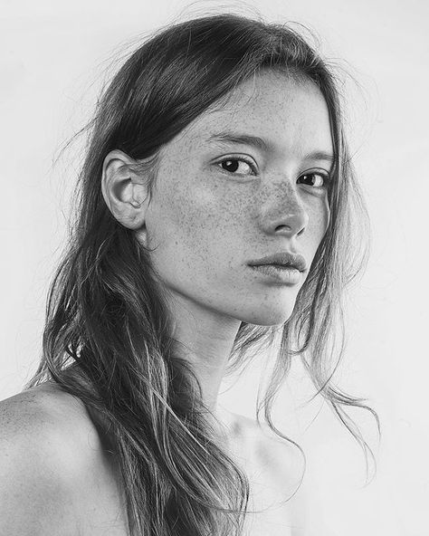 Classic Black And White Portraits, Minimalist Portrait Photography, Black And White People Photography, Face Photography Female Portraits, Cate Underwood, Black And White Faces, Tyler Fashion, Julia Hafstrom, Minimalistic Portrait