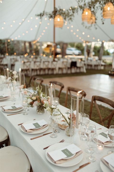 Ivory Wedding Linens Tablecloths, Napkins At Wedding Reception, Copper Table Setting Wedding, White Table Cloth Tan Napkin Wedding, Ivory Place Setting Wedding, Farm Table Setting Wedding, Wedding Ivory Tablecloth, Banquet Wedding Table Decor, Linen Wedding Theme