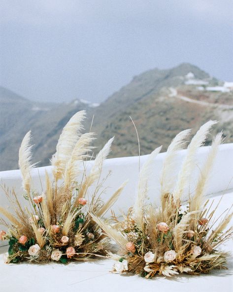 Know what's better than one pampas grass floral arrangement? Two. Betty Flowers designed and executed these virtually identical floor pieces, which echoed the vibe of the Greece setting. Lush Wedding, Orchid Centerpieces, Pampas Grass Decor, Grass Wedding, Pampas Gras, Wedding Arrangements, Deco Floral, Arte Floral, Wedding Story