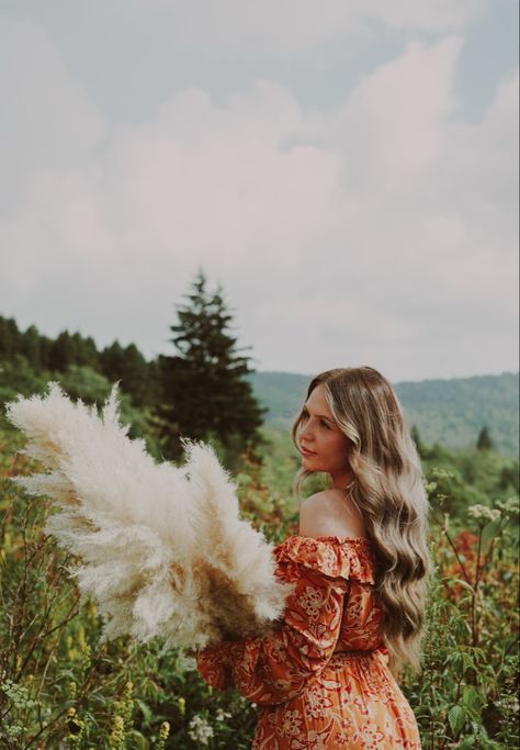 Bohemian style photo shoot pampas grass Pampas Photoshoot, Pampas Grass Photoshoot, Grass Photoshoot, Country Photoshoot, Boho Photoshoot, Bday Shoot, Poses Women, Photography Poses Women, Group Photo