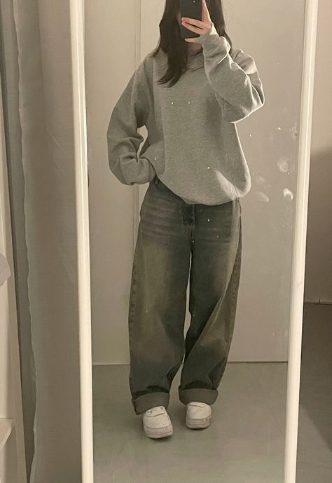 Baggy Hoodie Outfit Aesthetic, Minimalist Baggy Outfits, Women’s Baggy Aesthetic, Oversized Baggy Jeans Outfit, Baggy Hoodie And Jeans, Baggy Cute Clothes, Black Crewneck Outfit Aesthetic, Sweatshirts And Jeans Outfit, Baggy Sweaters Outfits