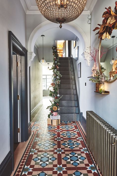 Christmas house: a Victorian renovation with a modern festive twist | Real Homes Renovated Victorian, Victorian House Interiors, Victorian Hallway, Victorian Renovation, Tiled Hallway, Deco Champetre, Victorian Home Decor, Hallway Inspiration, Victorian Interior