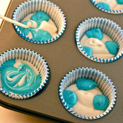 How to get marbleized cupcakes...neat tip. Blue Theme Food Ideas, Marble Cupcakes, Dragon Birthday, Cupcake Ideas, Köstliche Desserts, Sweets Treats, Healthy Dessert, Cupcake Recipes, Let Them Eat Cake